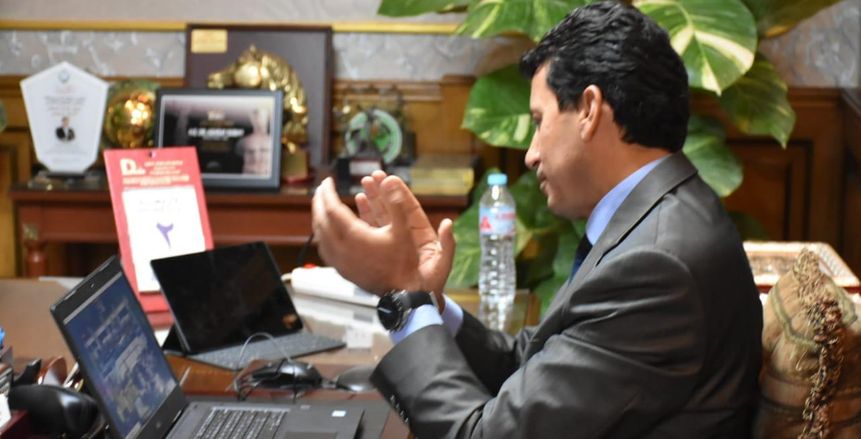 أشرف صبحي يشهد انطلاق المباراة النهائية لدوري مراكز الشباب للصم