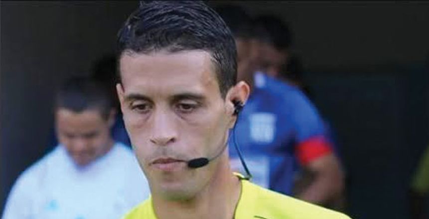 السبب أبكى الجميع.. حكم جزائري يعتذر عن المشاركة بأمم إفريقيا ورسالة مؤثرة من غربال