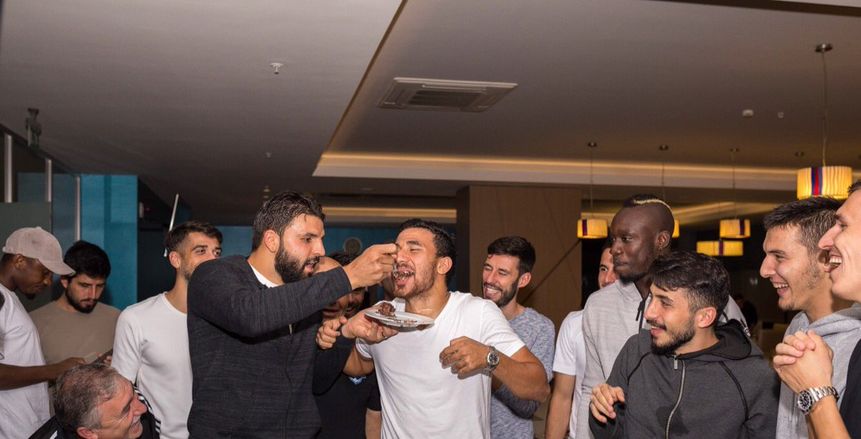 بالصور| لاعبو قاسم باشا يحتفلون بعيد ميلاد «تريزيجيه»