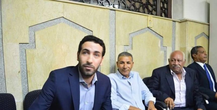 حسن حمدي وتريكة يقدمان واجب العزاء في شقيقة الخطيب