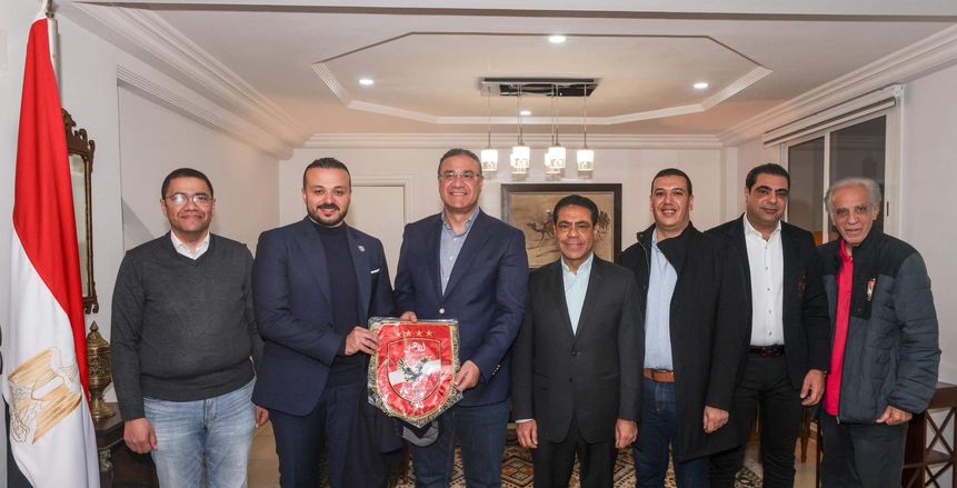 الأهلي يلبي دعوة سفير مصر في الجزائر.. والجارحي يُهديه درع وعلم النادي