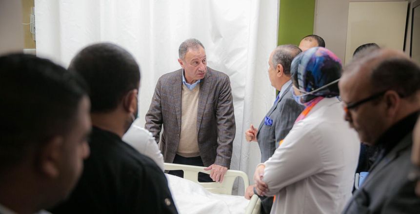 الخطيب يزور مشجع نادي الاتحاد ويؤكد توفير الرعاية الطبية اللازمة