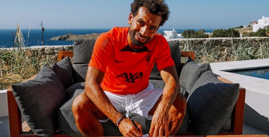 تقارير: بنود خاصة في عقد محمد صلاح مع ليفربول.. وسعادة عائلته سر بقائه