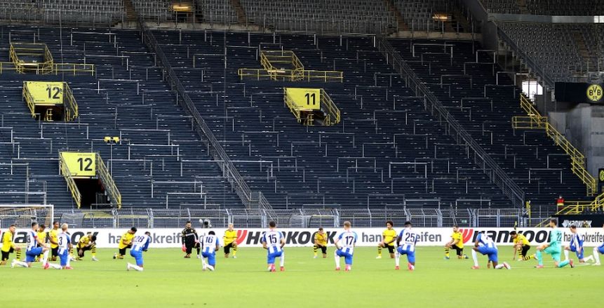 لاعبو دروتموند وهيرتا برلين يتضامنون مع فلويد ضحية العنصرية