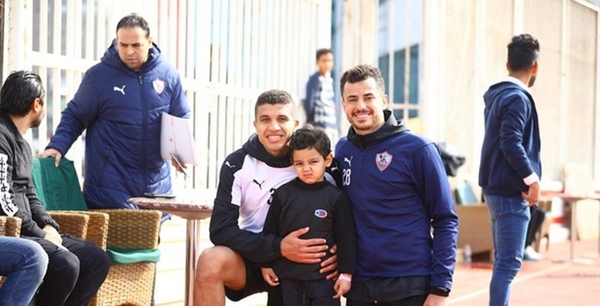 لاعبو الزمالك يلبون رغبة طفل مريض بالسرطان بالتقاط الصور