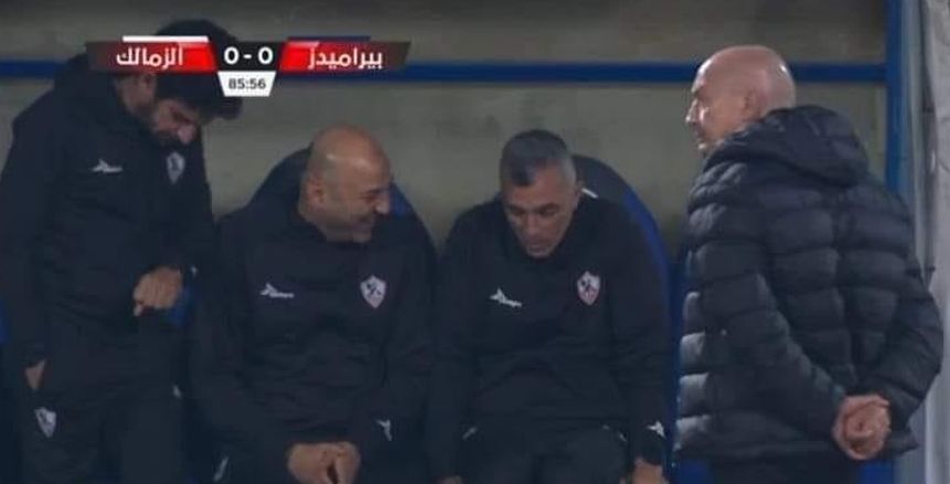 مصدر بالزمالك يكشف كواليس تجاهل فيريرا لجهازه المعاون قبل مباراة بيراميدز