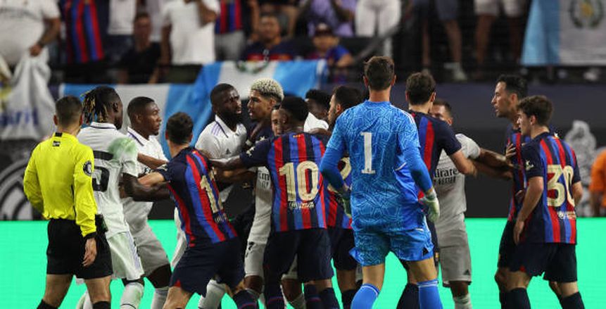 رودريجو وبوسكيتس يشعلان الاشتباكات في كلاسيكو برشلونة وريال مدريد «صور»