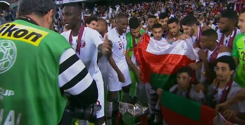 لاعبو قطر يحتفلون بلقب كأس أسيا بعلم دولة عمان