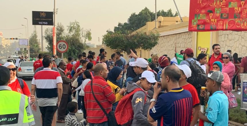 الجماهير تتوافد على ستاد القاهرة قبيل مباراة مصر ومالي.. والعنصر النسائي يتصدر