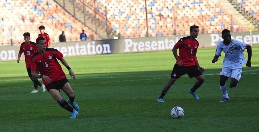 أحمد شريف مهاجم منتخب مصر للشباب يهدد مرمى السنغال بتسديدة قوية  