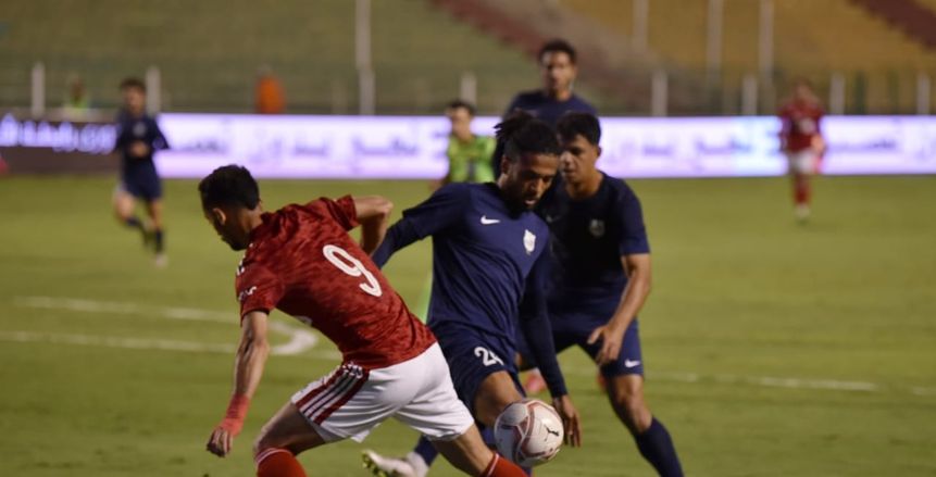 تأخر انطلاق الشوط الثاني من مباراة الأهلي وإنبي بسبب سقوط مشجع