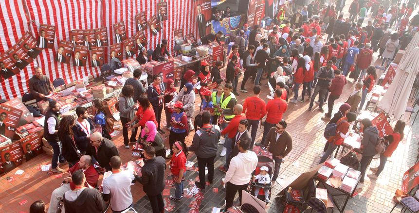 بالصور| مرشح رئاسة الأهلي يغادر خيمة الانتخابات