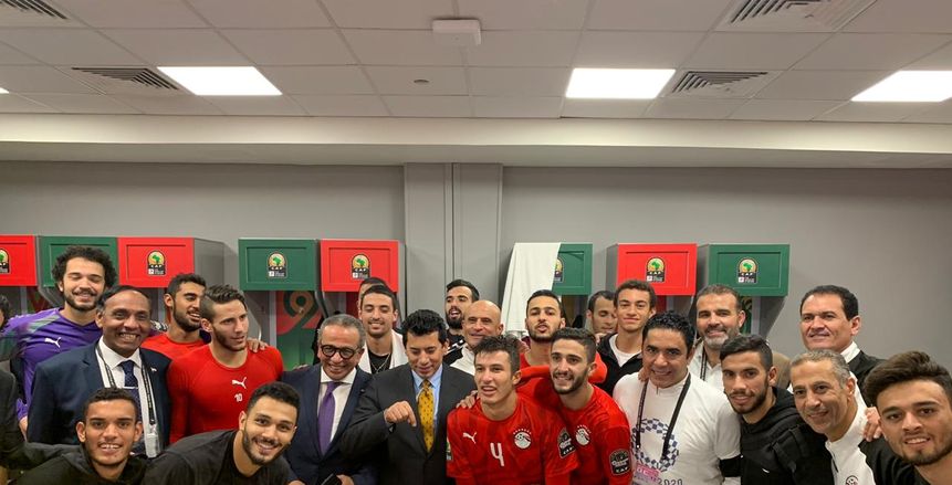 لاعبو المنتخب الأولمبى يرددون الأغانى الوطنية.. و"تيشيرت" طوكيو يظهر فى الصورة