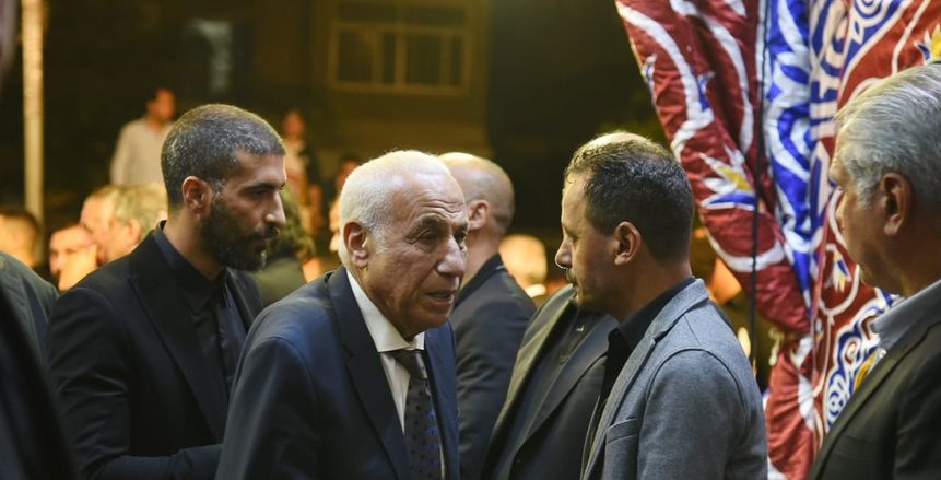 حسين لبيب يواسي أسرة الراحل محمد صبري أثناء العزاء.. ماذا قال؟