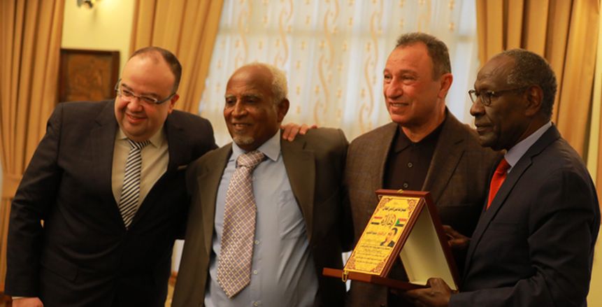 رابطة قدامى اللاعبين السودانيين تكرم الخطيب.. والسفير يتسلم درع الأهلي