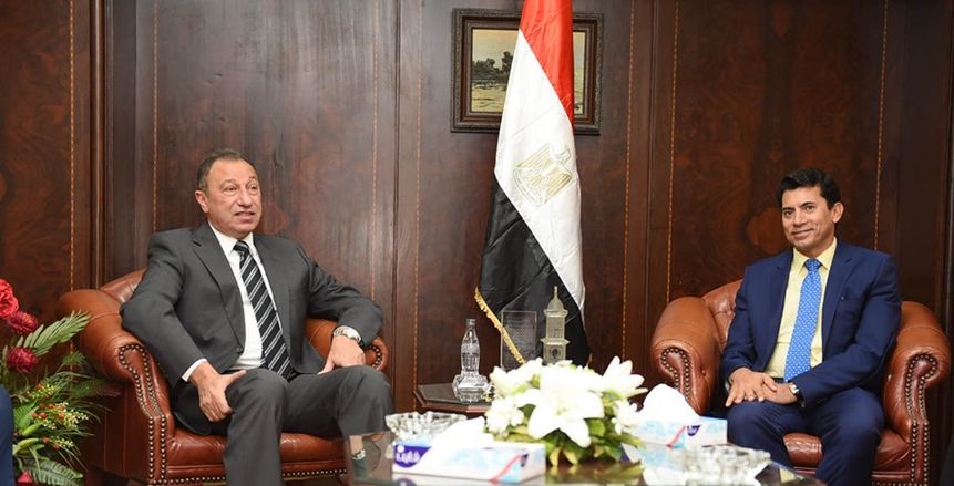 الأهلي يطالب وزير الرياضة بإزالة لافتات "القرن" من نادي الزمالك