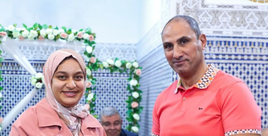 ياسر لبيب يهدي درع الأهلي لجهة «الدار البيضاء سطات»