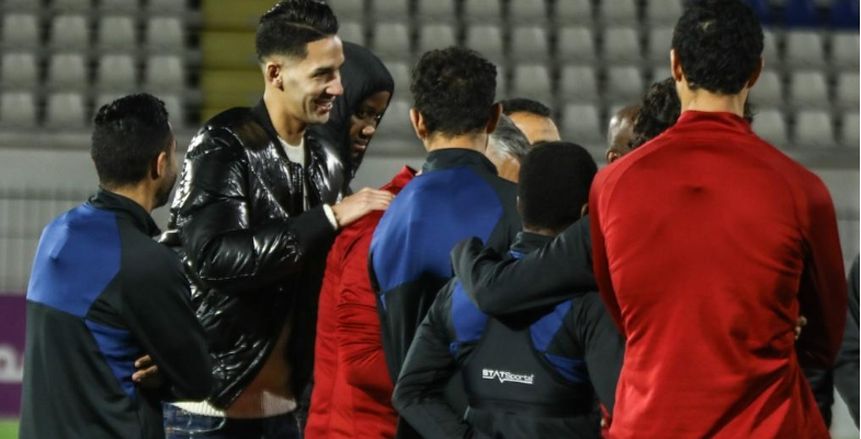 بانون يظهر في مران الأهلي بالمغرب.. والخطيب يستقبله ويطمئن على حالته