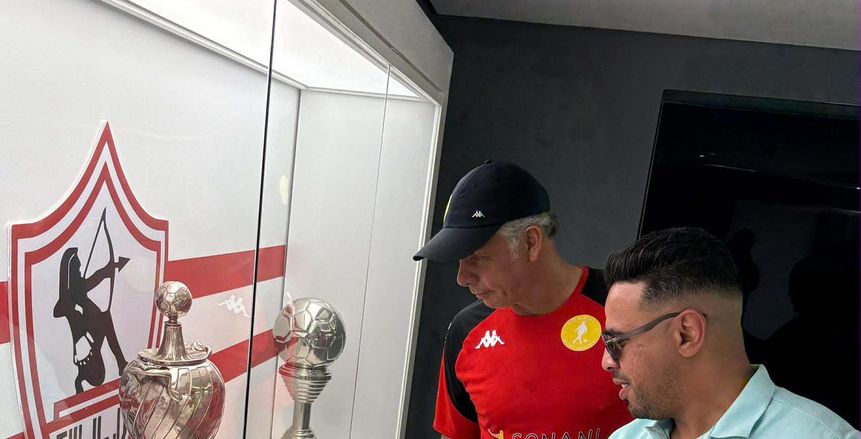 حازم إمام يصطحب نجم جنوب أفريقيا السابق في جولة داخل نادي الزمالك