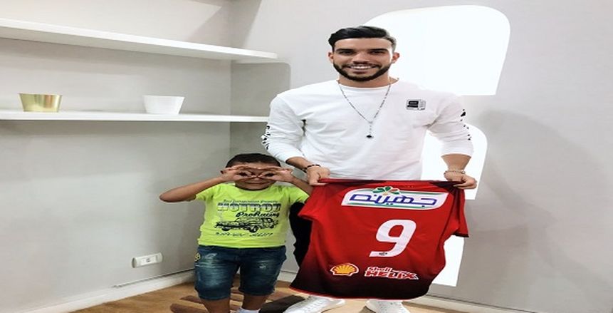 «أزارو» يحقق أمنية «فلافيلو» مشجع الأهلي