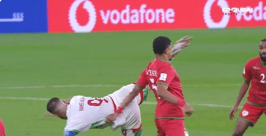 لحظة إصابة لاعب عمان المروعة.. وطرد حمدالله في كأس العرب.. فيديو