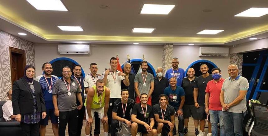 فرج عامر يكرم رجال سلة سموحة بعد حصد برونزية الكأس