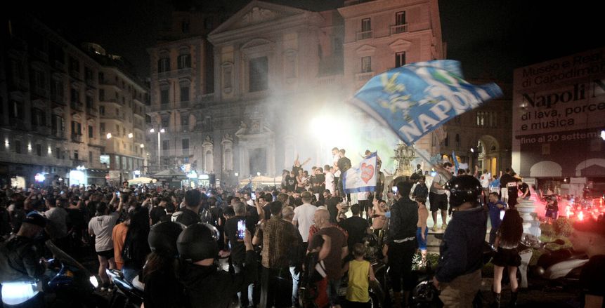 جماهير نابولي تتحدى كورونا.. احتفالات جنونية في الشوارع بعد التتويج بكأس إيطاليا