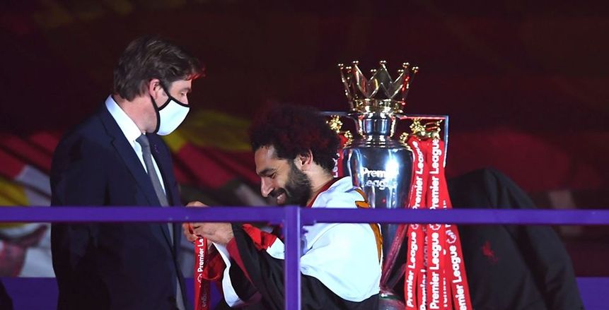 فيديو.. محمد صلاح يداعب المراسلين في الأنفيلد: "ياعم شوف الميدالية"