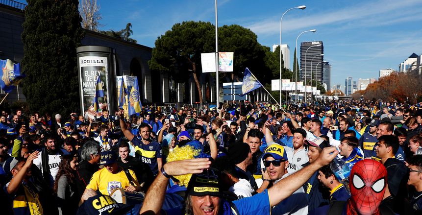 بالفيديو| جماهير بوكا جونيورز وريفر بليت تملأ شوارع مدريد قبل نهائي «ليبرتادوريس»