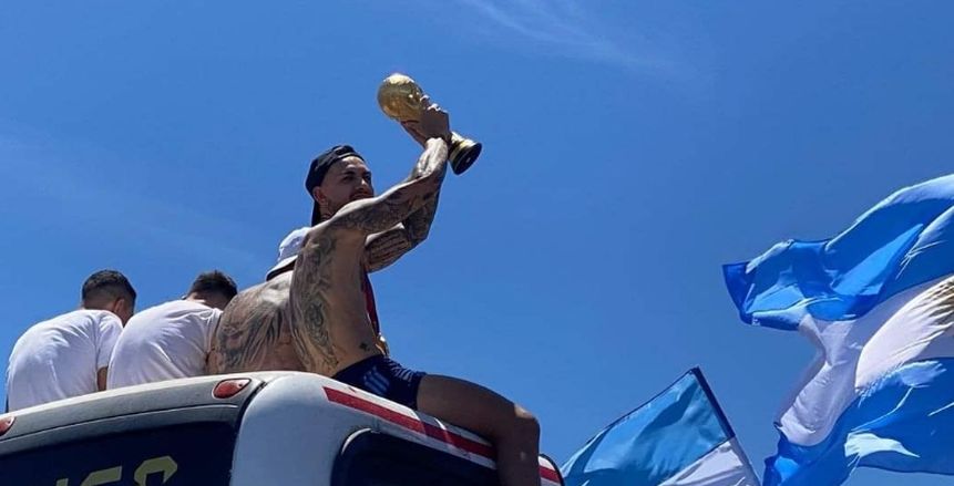 مارتينيز يسخر من مبابي.. وجماهير الأرجنتين ترفض رفع باريديس لكأس العالم