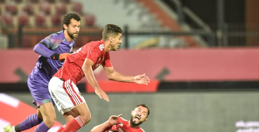خلاف بين الحكام بسبب ركلة جزاء في مباراة الأهلي وطلائع الجيش «فيديو»