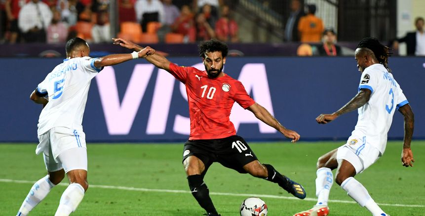 بالصور| محمد صلاح يستعرض عضلاته في "الجيم"