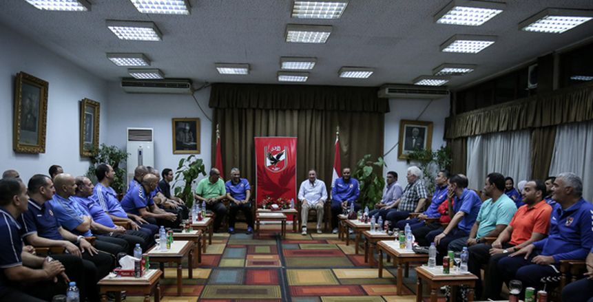 «الخطيب» يجتمع بالأجهزة الفنية لـ«الطائرة» و«السّلة» في الأهلي