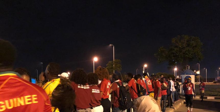 بالصور..جماهير غينيا تنتظر وصول بعثة منتخب بلدها أمام مطار برج العرب