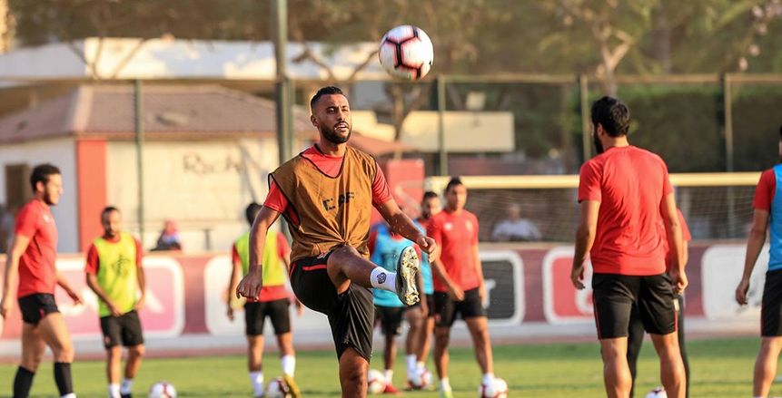 لاعبو الأهلي يغادرون إلى ملعب برج العرب