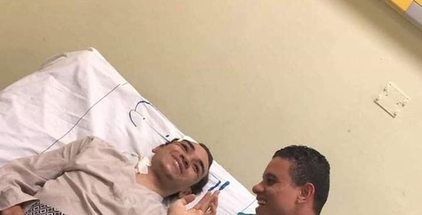 بالفيديو| سعد سمير يزور مشجع الأهلي المصاب بحادث القطار.. وصلاح يدعمه بالفيديو