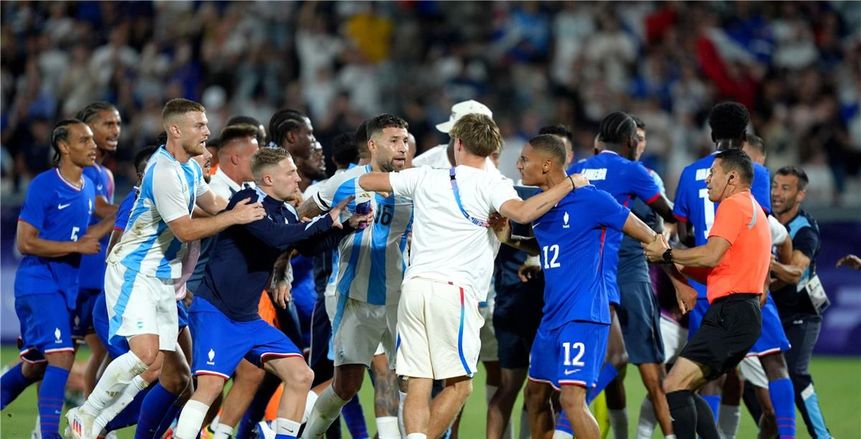 بسبب فيديو فيرنانديز.. اشتباكات عنيفة بين لاعبي الأرجنتين وفرنسا