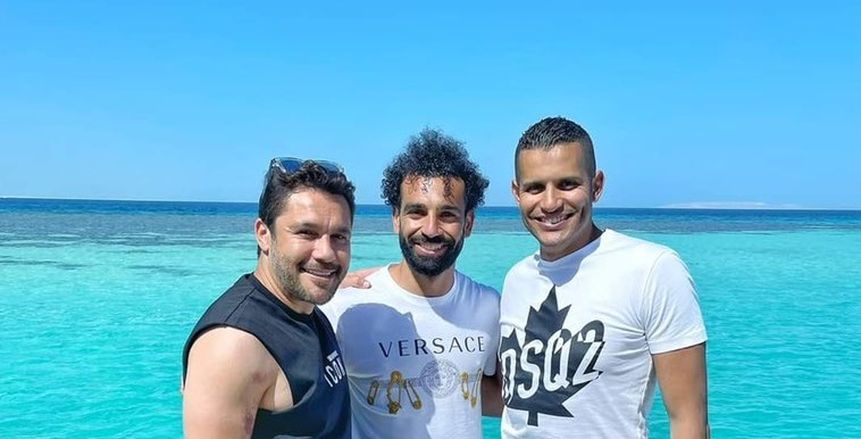 عمر ربيع ياسين ينشر صورة تجمعه مع محمد صلاح وأحمد حسن
