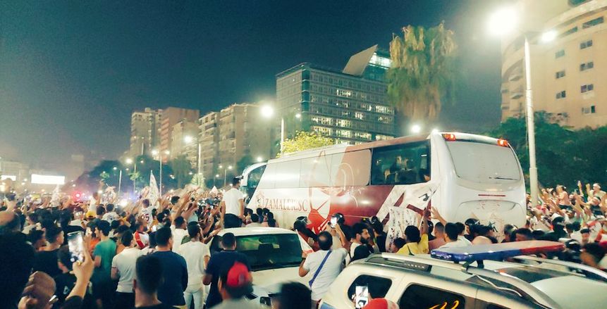بالشماريخ.. جماهير الزمالك تستقبل الفريق بعد التتويج بكأس مصر ..«فيديو»