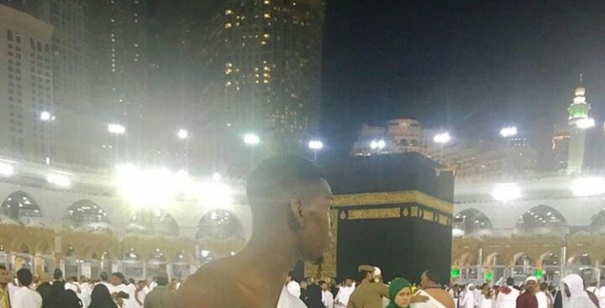 بالصور والفيديو| بول بوجبا يلتقط صورًا أمام الحرم المكي