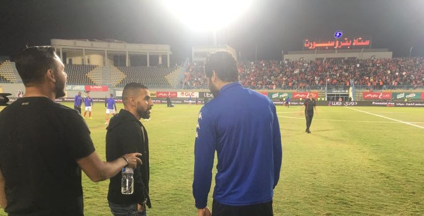بالصور.. مؤمن زكريا وعلي جبر في حديث جانبي قبل مواجهة الأهلي وبيراميدز