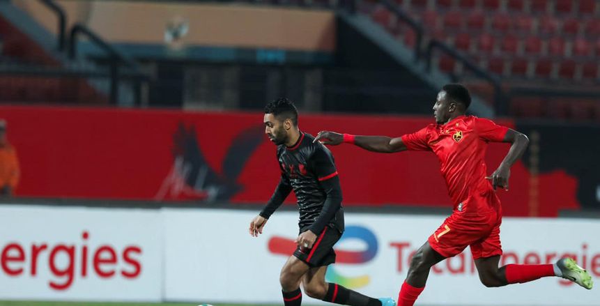 الشحات يتلاعب بعبدالله جمعة.. والأخير يسقط داخل منطقة الجزاء
