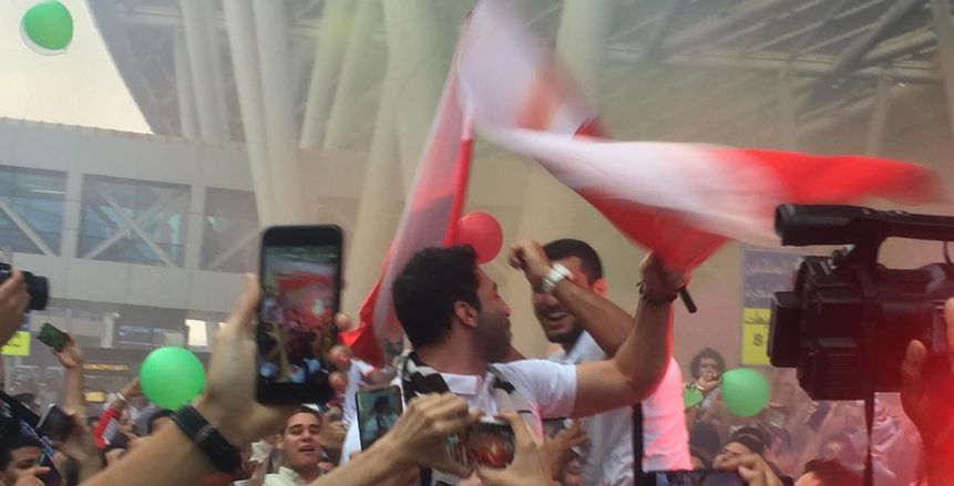 بالصور.. أحمد الأحمر يحتفل مع جماهير الزمالك بدوري أبطال أفريقيا لكرة اليد