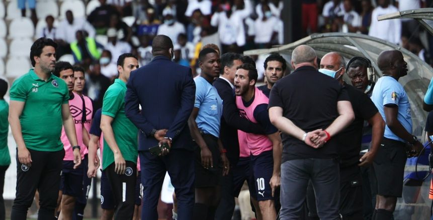 جماهير مازيمبي تقتحم ملعب مباراة بيراميدز عقب نهاية اللقاء