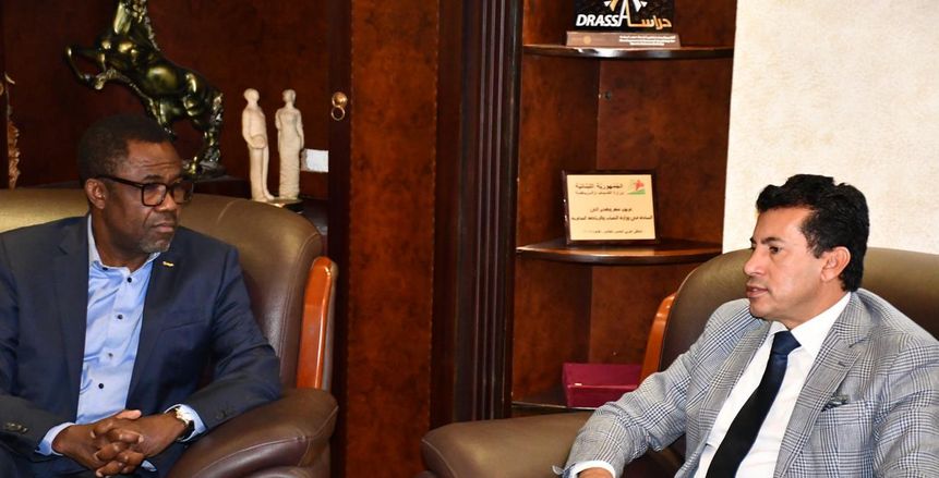 وزير الرياضة يبحث عددا من الموضوعات مع الاتحاد الأفريقي لكرة القدم