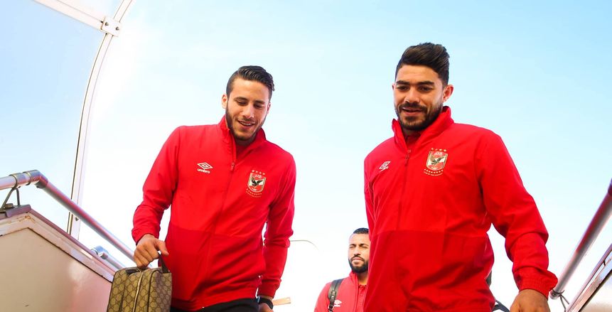 في محاولة لتشتيت اللاعبين.. جماهير النجم الساحلي تهتف بمحيط فندق إقامة الأهلي بتونس