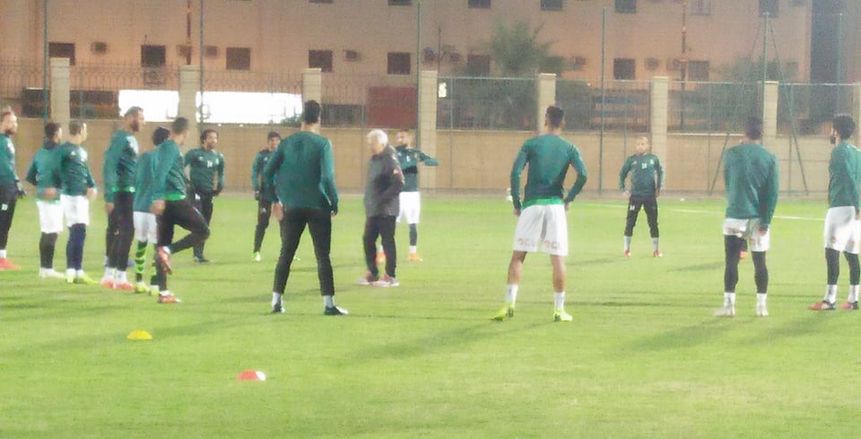 بالصور| الاتحاد يؤدي مرانه الأول على ملعب «الأمير خالد بن فيصل» استعدادًا للهلال