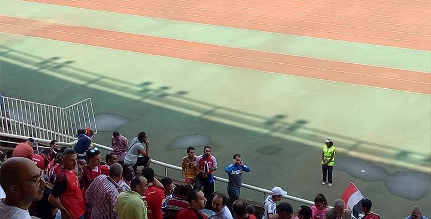 بالصور| الجالية المصرية تؤازر المنتخب في ستاد "نيلسون مانديلا"