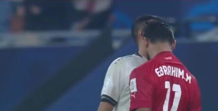 «نطح» لاعب العراق على طريقة زيدان.. لقطة مثيرة لنجم البحرين بكأس العرب