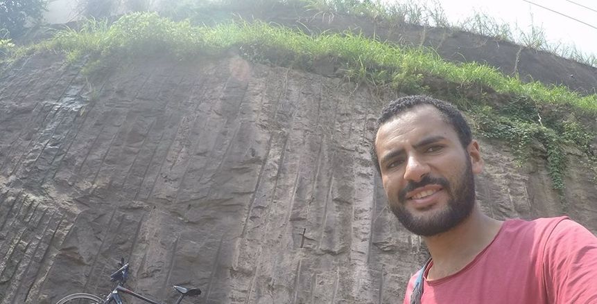 الجابون 2017| بالصور.. الرحالة محمد نوفل يؤازر منتخب مصر بعد رحلة الـ70 يوم